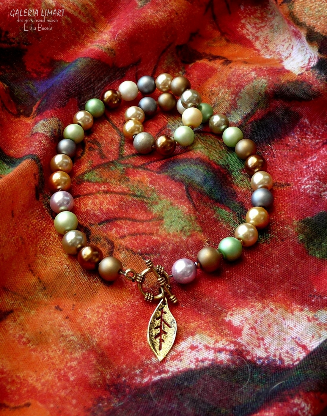 subtelny oryginalny naszyjnik stworzony z 10-milimetrowych pięknych szklanych pereł w uroczych pastelowych odcieniach jesieni
